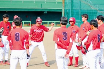 写真：練習後に小山内野手コーチ（中央）のアドバイスに耳を傾けるシャークスナイン