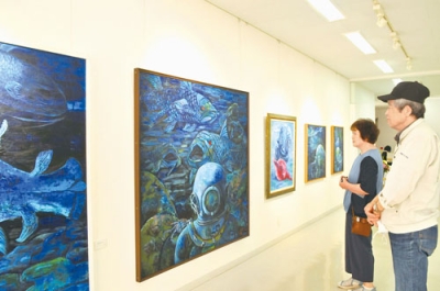 写真：深海をのぞいているような気持ちにさせる井関さんの作品展