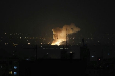 写真：１３日、イラン・テヘランで上がる煙（ＡＰ＝共同）
