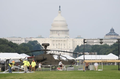 写真：軍事パレードを前に、中心部の公園に展示されているヘリコプター＝１２日、ワシントン（共同）