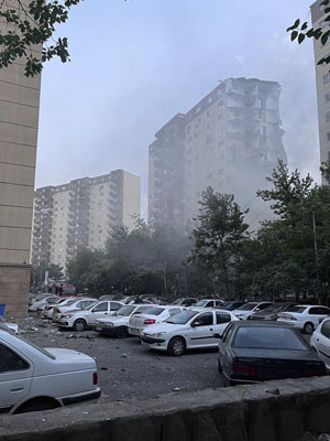 写真：１３日、イラン・テヘランの建物から上がる煙（ＡＰ＝共同）