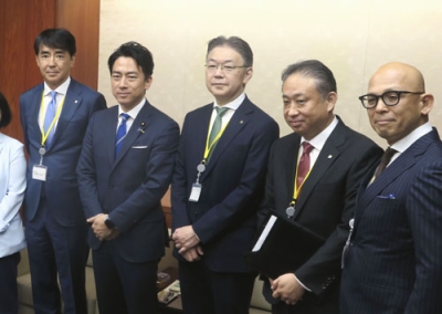 写真：写真に納まる小泉農相（左から２人目）と大手小売業者幹部ら＝１３日午前、農水省