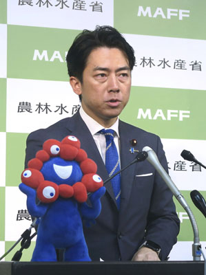 写真：閣議後に記者会見する小泉農相＝１３日午前、農水省
