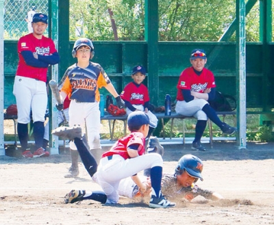 写真：果敢に本塁を狙い、得点を重ねる八丁平ジャイアンツの選手