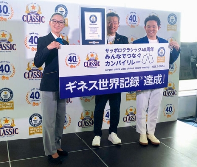 写真：公式認定員と記念撮影する牧野代表（中央）と杉谷さん（右）