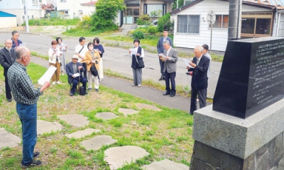 写真：白鳥会の会員が集まった記念碑祭