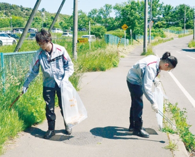 写真：輪西町でごみ拾いする三菱製鋼室蘭特殊鋼の社員