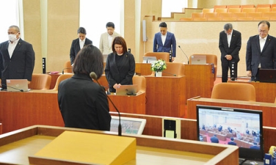 写真：黙とうする議員ら。田中議員の席には花が置かれた