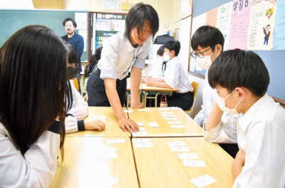 写真：ゲームを取り入れた英語の授業を体験する生徒たち
