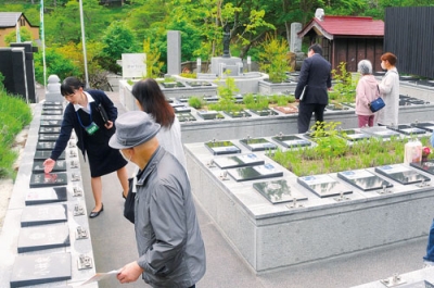 写真：霊園内を見て回る市民ら