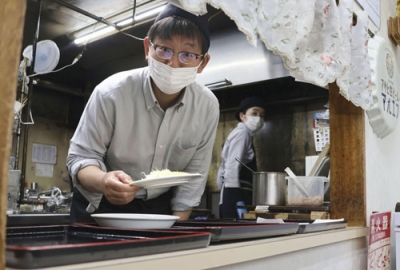 写真：厨房で料理の準備をする３代目店主の加藤文規さん＝札幌市