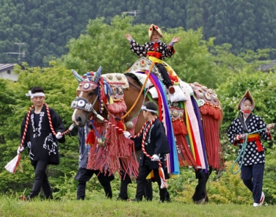 写真：伝統行事「チャグチャグ馬コ」で、子どもを背に行進する馬＝１４日午前、岩手県滝沢市