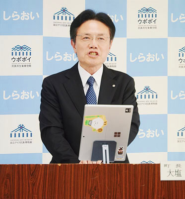 写真：部制の導入について説明する大塩町長