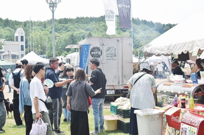 写真：飲食を求めて列をつくる来場者