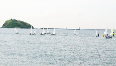 写真：良好なコンディションの中で北海道シリーズ第１戦として行われたヨットレースのエンルムカップ