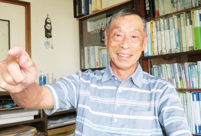写真：山登りの注意点について説明する寺口理事