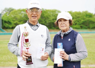 写真：第２回クラウンカップで優勝した前原さん（左）と塚本さん