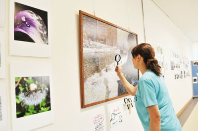写真：トコさんの作品やモザイクアートを紹介する会場