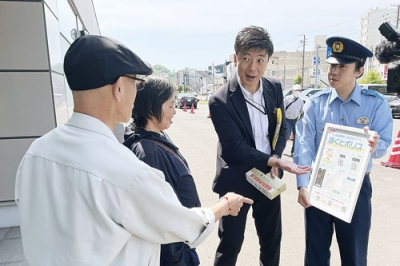 写真：特殊詐欺への注意を呼びかける署員