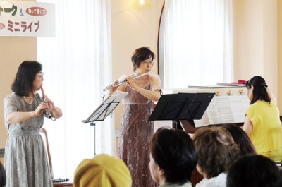 写真：フルートやピアノの演奏を披露したミニライブ