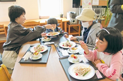 写真：ガレットパスタを味わう子どもたち