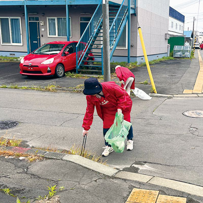 写真：ごみを拾い集める白老町商工会女性部員（町商工会提供）