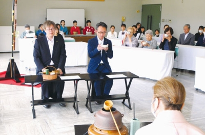 写真：お茶を楽しむ市民ら