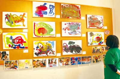 写真：園児たちのカラフルな絵が目を引く生活イメージ展