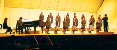 写真：美しいハーモニーを披露する出演者