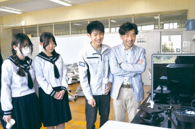 写真：型作りに向け３Ｄプリンターの操作を教わる室栄の２人（左の２人）と協力する室工大の２人