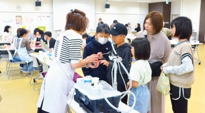 写真：歯みがきや相談を通じ歯の健康について考えた市民
