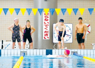 写真：リングブイを用いた救助方法を学ぶ参加者