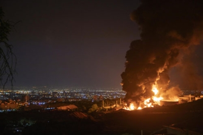 写真：１５日、イスラエルの攻撃で炎上するイラン・テヘランの石油貯蔵施設（ゲッティ＝共同）