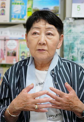 写真：取材に応じる千葉景子氏