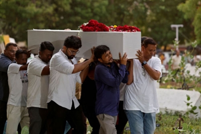 写真：エア・インディア機墜落事故の犠牲者のひつぎを運ぶ親族ら＝１５日、インド・アーメダバード（ロイター＝共同）