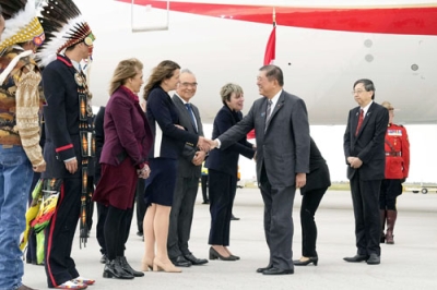 写真：カナダ・カルガリー国際空港に到着し、出迎えを受ける石破首相（中央右）＝１５日（共同）
