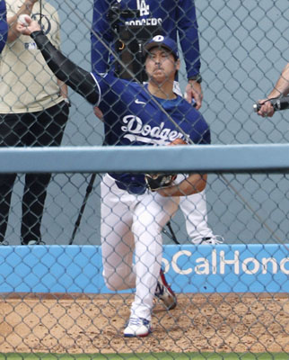 写真：ブルペンで投球する米大リーグ、ドジャースの大谷翔平＝１４日、ロサンゼルス（共同）