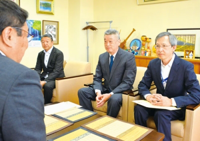 写真：監査委員の辞令が交付された（右から）若木議員と草野さん、前任の工藤議員
