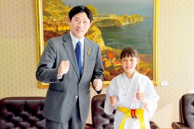 写真：全国大会での活躍を誓う橋本選手（右）