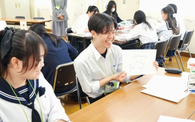 写真：マスコットキャラクター作りを通し図書機能の充実などを考えた研究大会