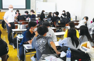 写真：阿蘇さんの講話を通しがん患者との接し方、向き合い方を学ぶ学生たち＝市立室蘭看護専門学院