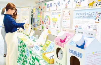 写真：食育と牛乳の両月間に合わせて開かれているパネル展