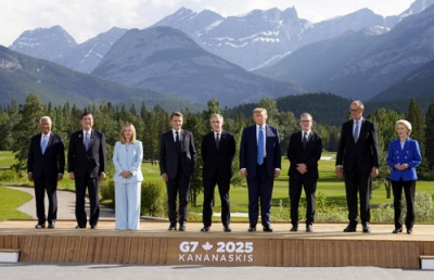 写真：Ｇ７サミットで記念撮影に臨む各国首脳ら。左から、ＥＵのコスタ大統領、石破首相、イタリアのメローニ首相、フランスのマクロン大統領、カナダのカーニー首相、トランプ米大統領、英国のスターマー首相、ドイツのメルツ首相、ＥＵのフォンデアライエン欧州委員長＝１６日、カナダ西部カナナスキス（共同）