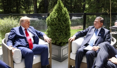 写真：トランプ米大統領（左）と会談する石破首相＝１６日、カナダ西部カナナスキス（内閣広報室提供・共同）