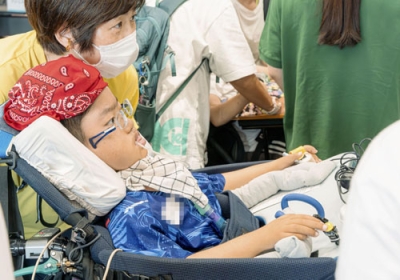 写真：障害の特性に応じて調整されたゲーム機器の体験会に臨む子ども＝２０２４年８月、東京都内（認定ＮＰＯ法人フローレンス提供、画像の一部に加工があります）
