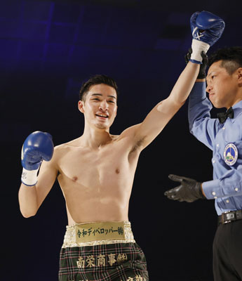 写真：タイ選手とのライト級６回戦でＫＯ勝ちした丸元大五郎＝大阪市