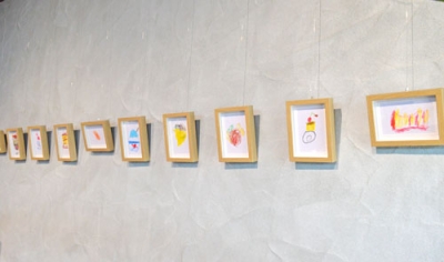 写真：店内に展示されている園児たちの絵