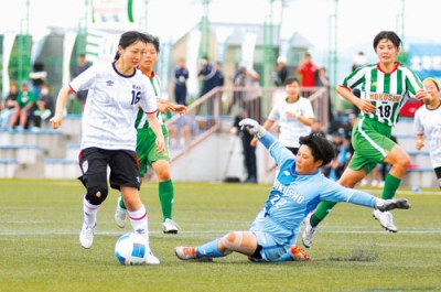 写真：【北照－大谷室蘭】後半３３分、ＧＫをかわす大谷室蘭・芳賀（左）