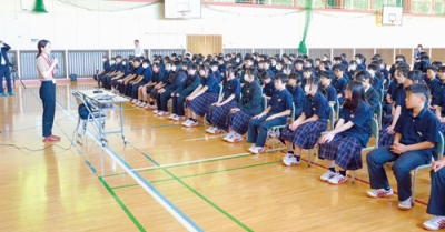 写真：熱中症の予防方法などを学ぶ生徒ら