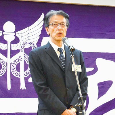 写真：同窓会１００周年事業への協力を呼びかける日向野会長